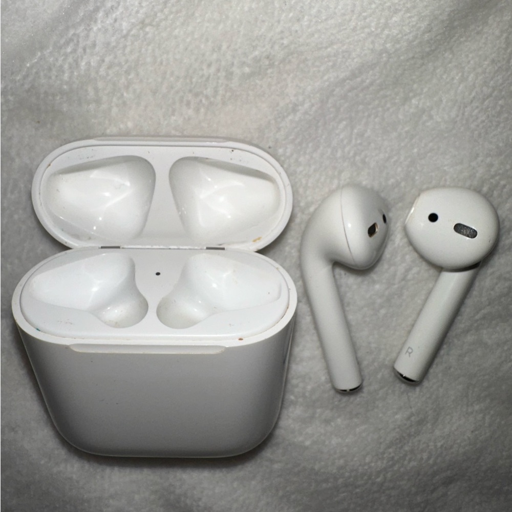 Apple Airpods 2nd Generation barely used, great condition, no scratches/dents.